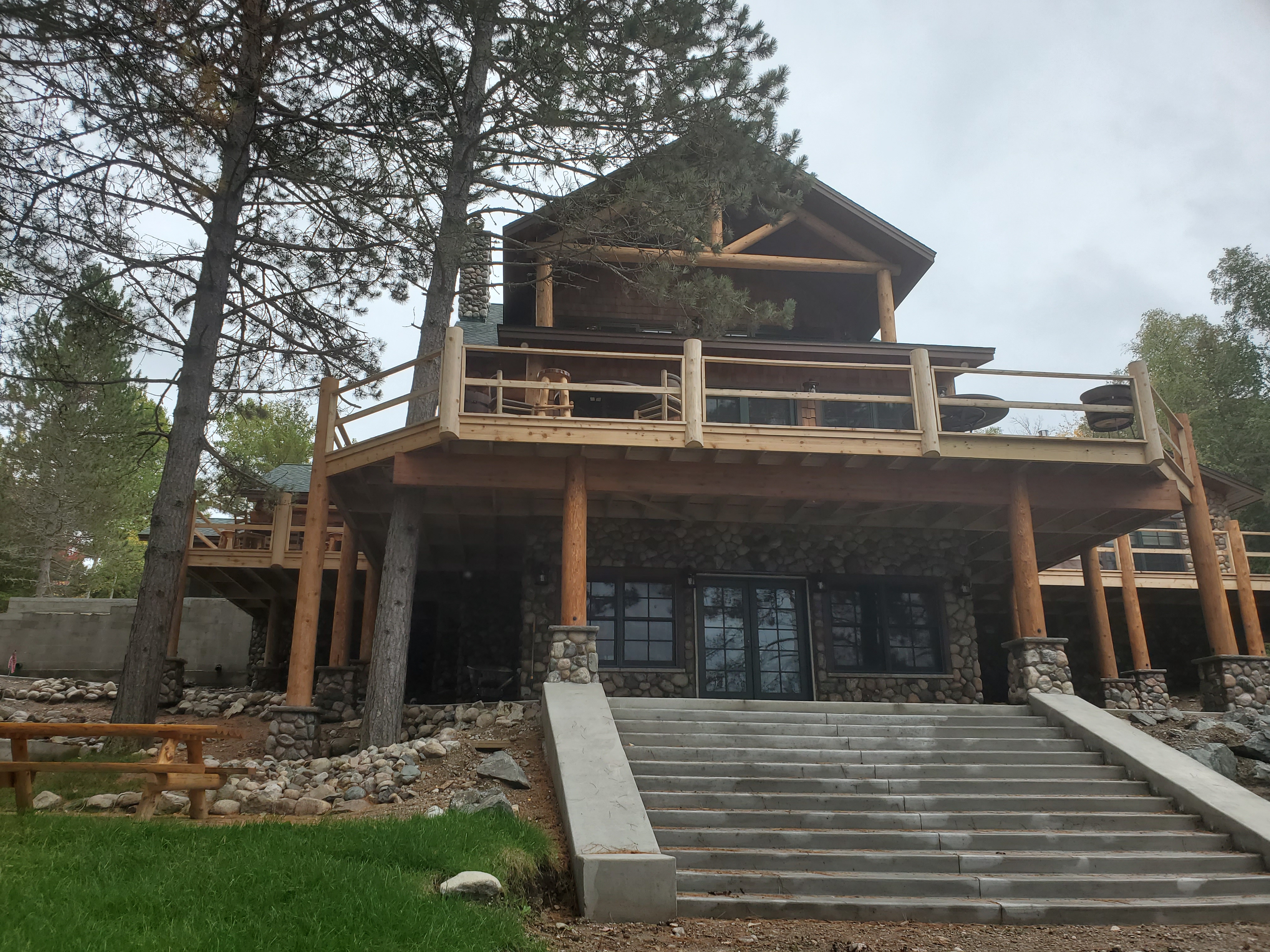 Large log lake home/Lodge Large log lake home/Lodge