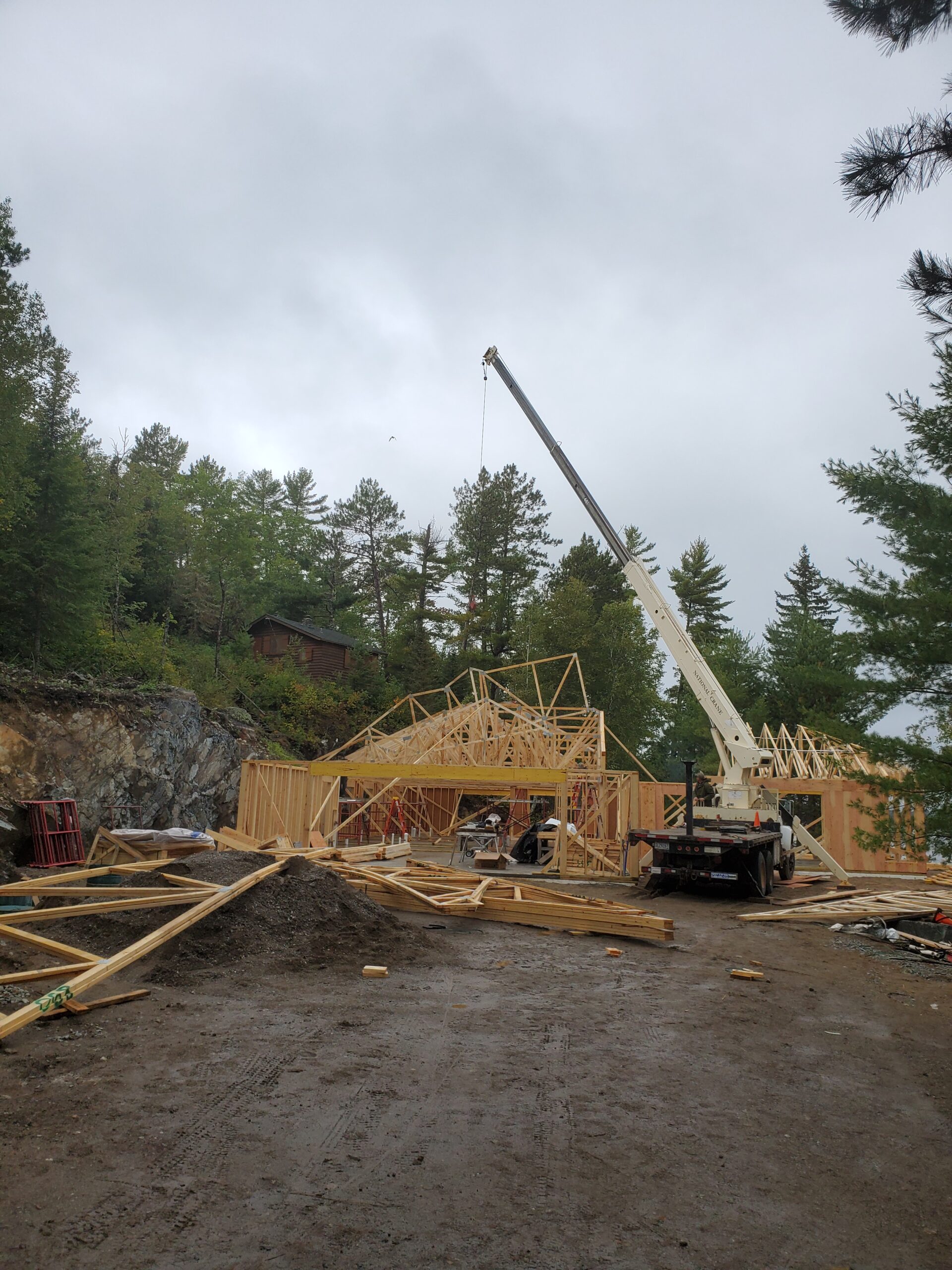 Setting trusses a Crane setting trusses, custom home by Huisman Concepts